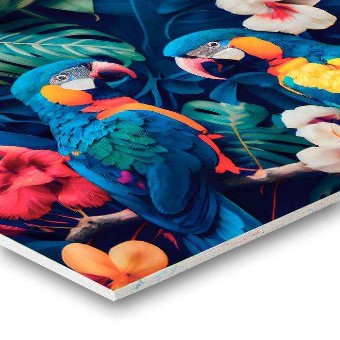 Bunte Papageien auf einer dekorativen Oberfläche mit tropischen Pflanzen und Blumen.