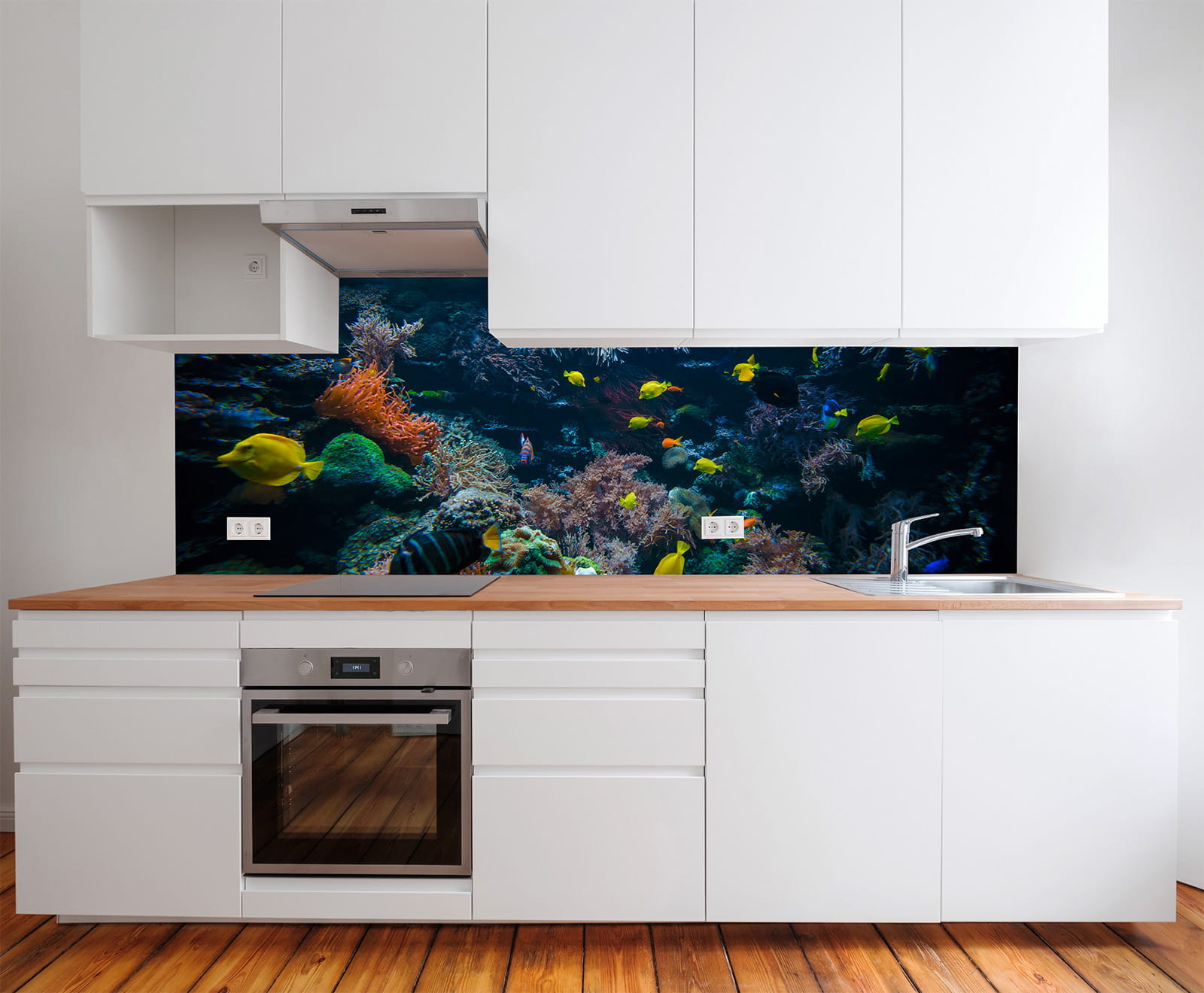 Küche mit einem Wandbild von einem Unterwassermeer mit bunten Fischen und Korallen.