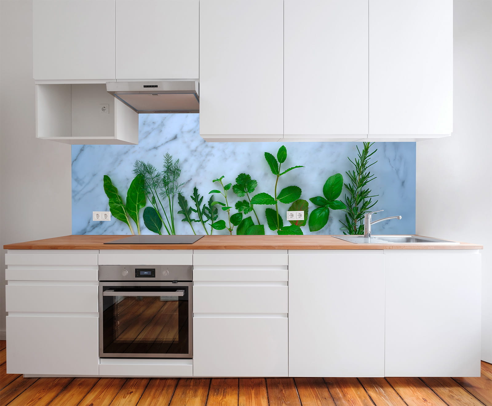 Moderne Küche mit weißen Schränken und Holzarbeitsplatte, im Hintergrund frische Kräuter auf einer blauen Wand.