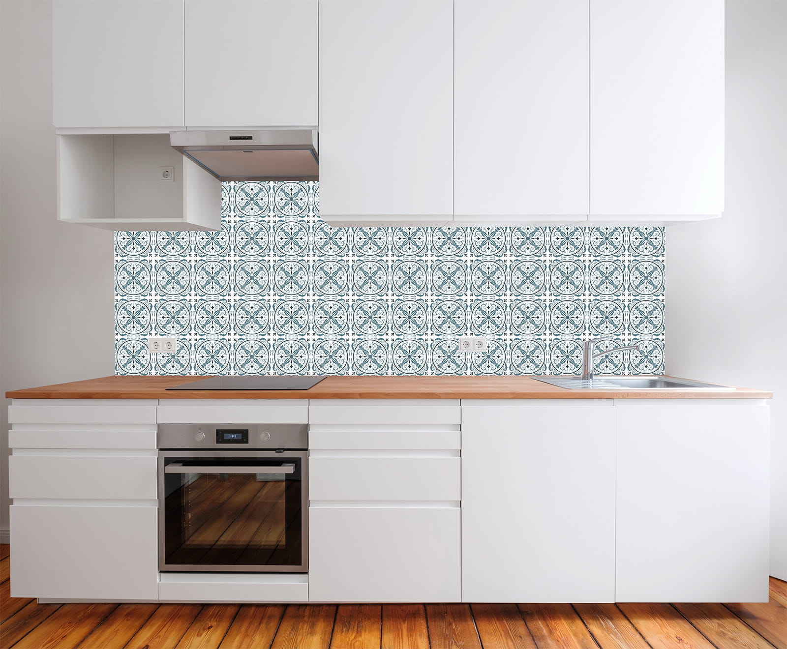 Küche mit weißen Schränken und Holzarbeitsplatte, Rückwand aus Mosaik Fliesen im Vintage-Stil von ENTDECKER.