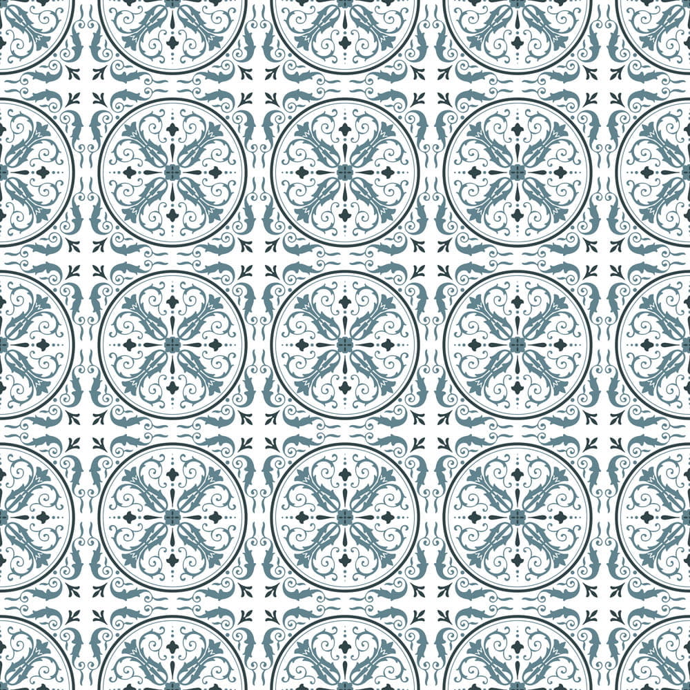 Mosaikfliesen im Vintage-Stil mit floralen Mustern in Blau und Weiß.