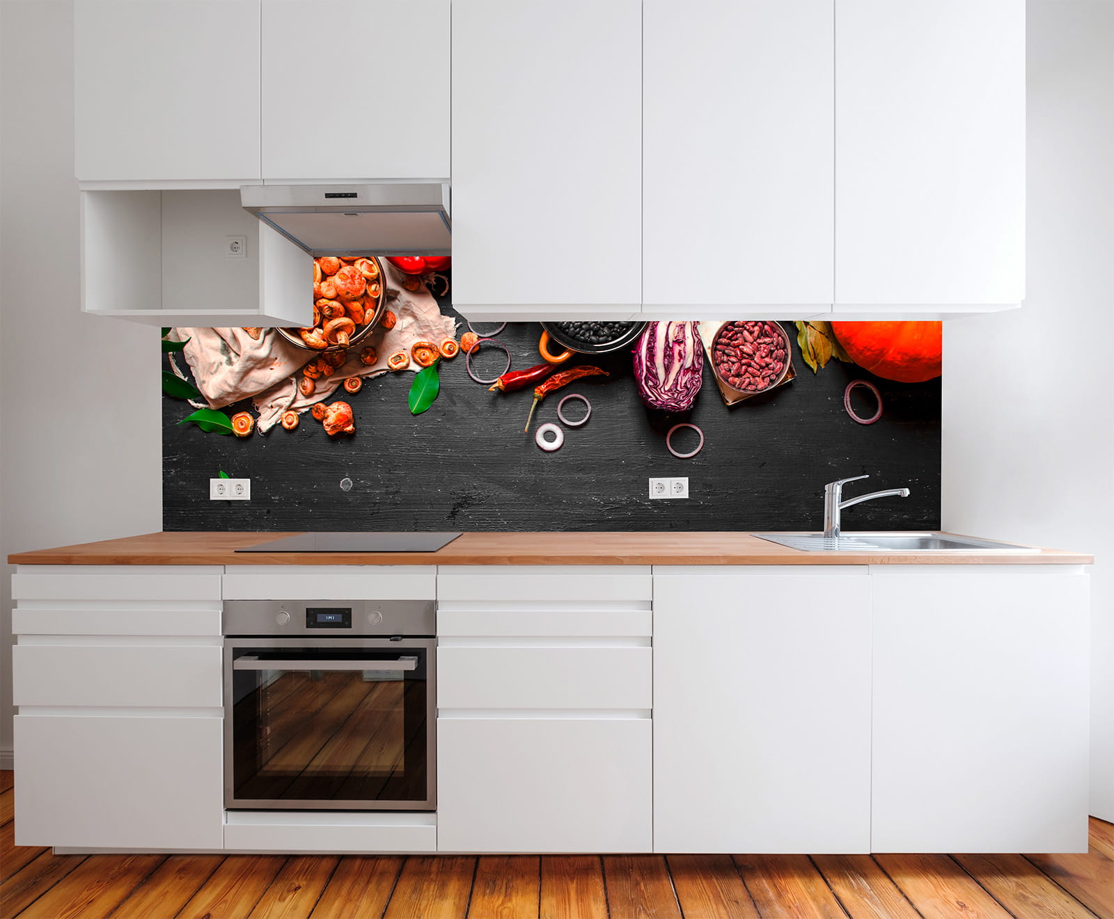 Küchenrückwand mit bunten Donuts auf rosa Hintergrund, in moderner Küche mit weißen Schränken und Holzarbeitsplatte.