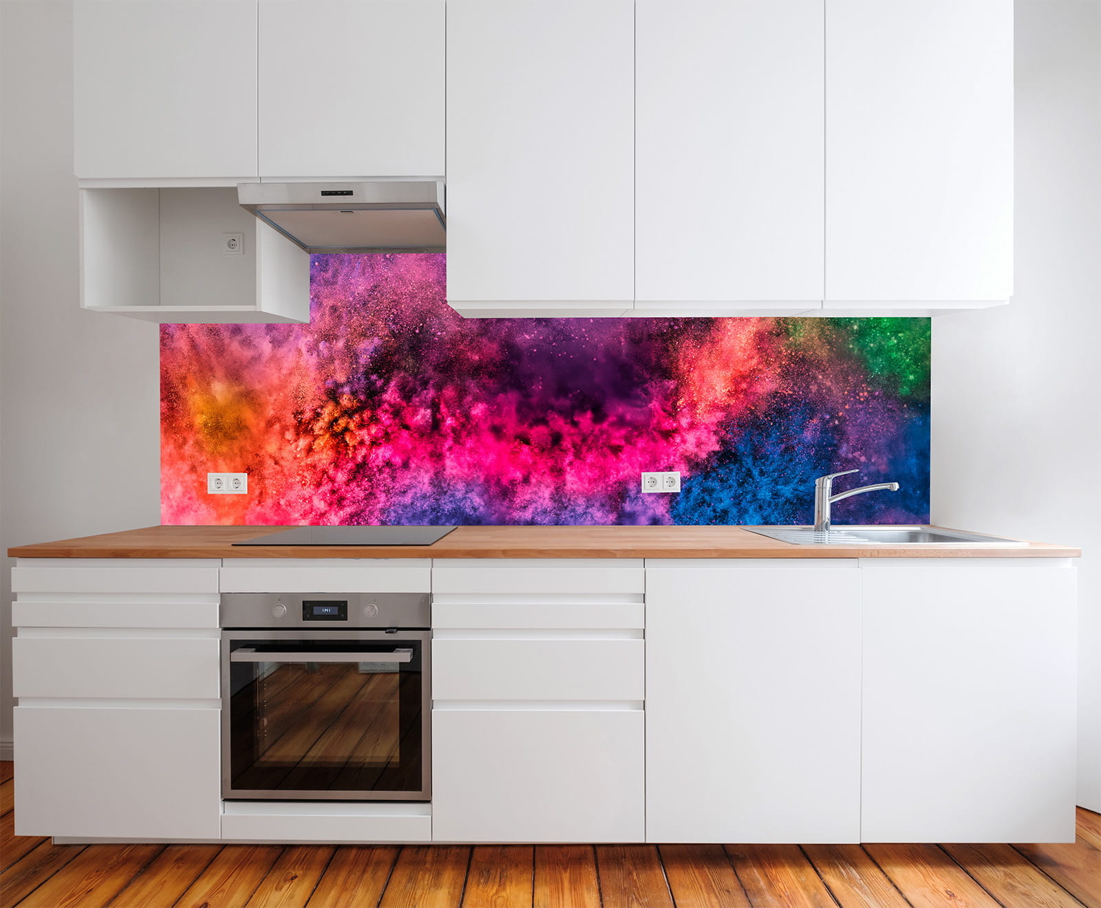 Moderne Küche mit weißem Möbeldesign und buntem Wandbild Farben Farbexplosion in kräftigen Farben.