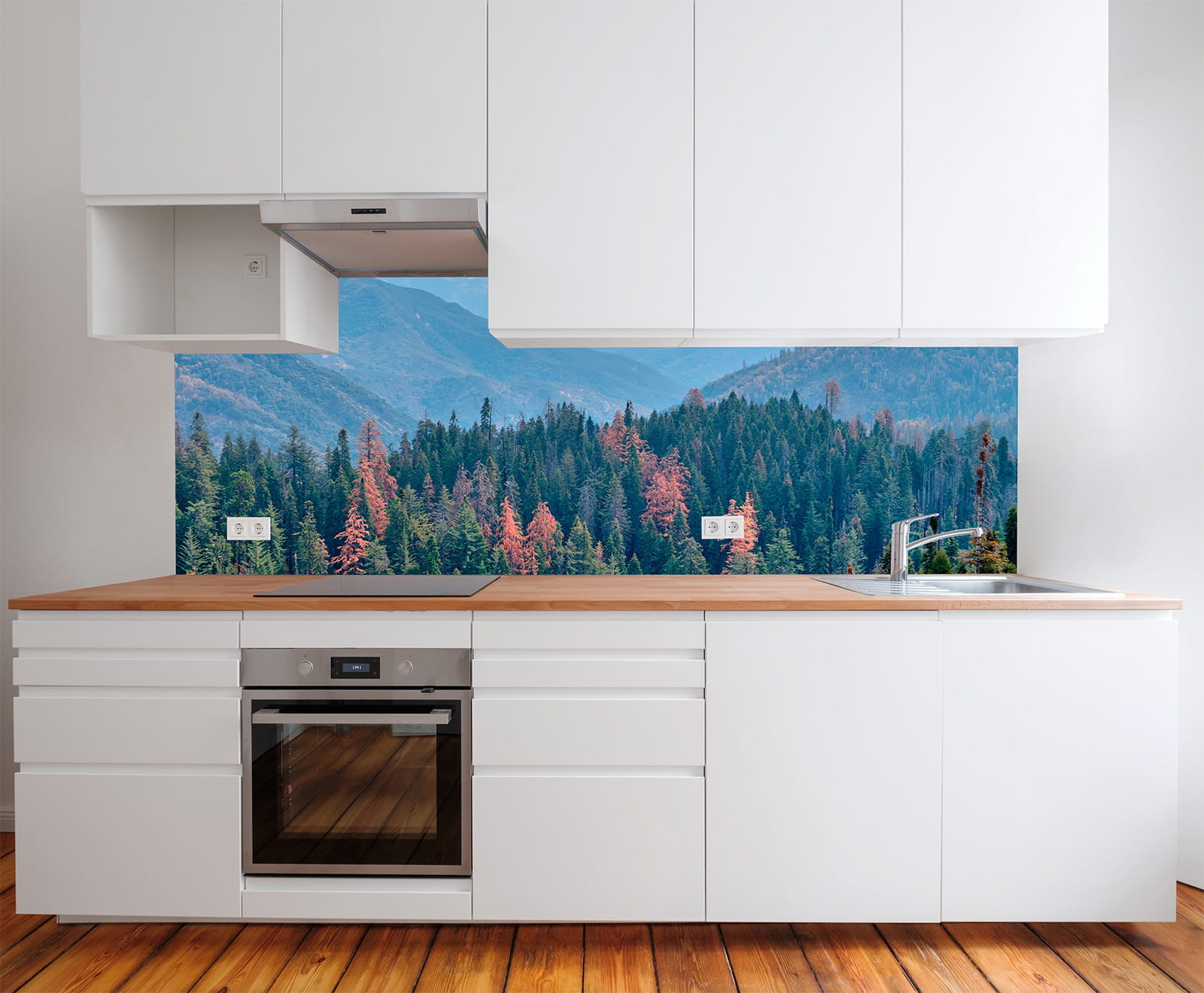 Moderne Küche mit weißem Möbel und Holzarbeitsplatte, im Hintergrund ein Wandbild eines Nadelwaldes.