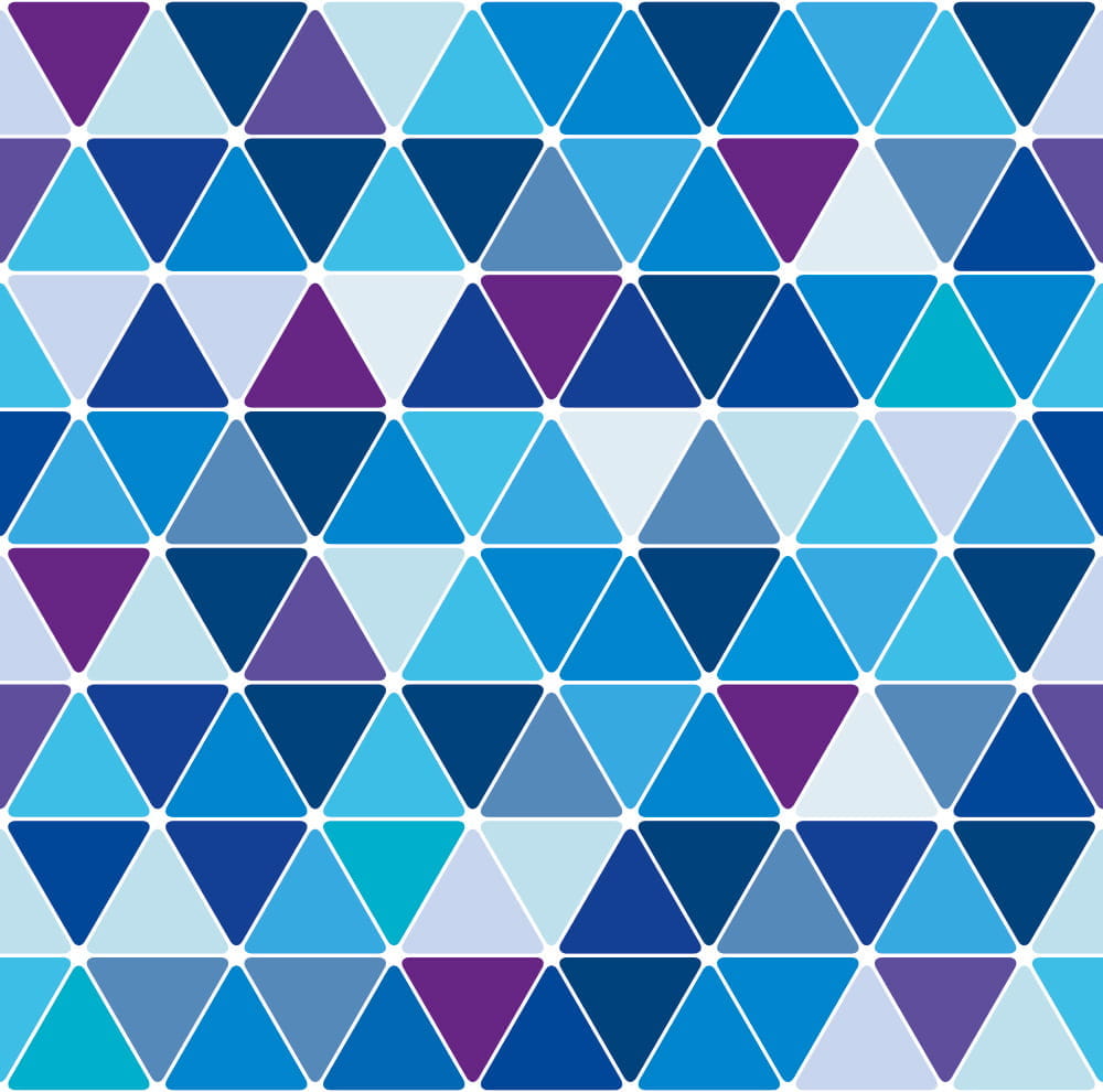 Mosaikfliesen mit blauem Dreieckmuster in verschiedenen Blautönen und lila Akzenten.