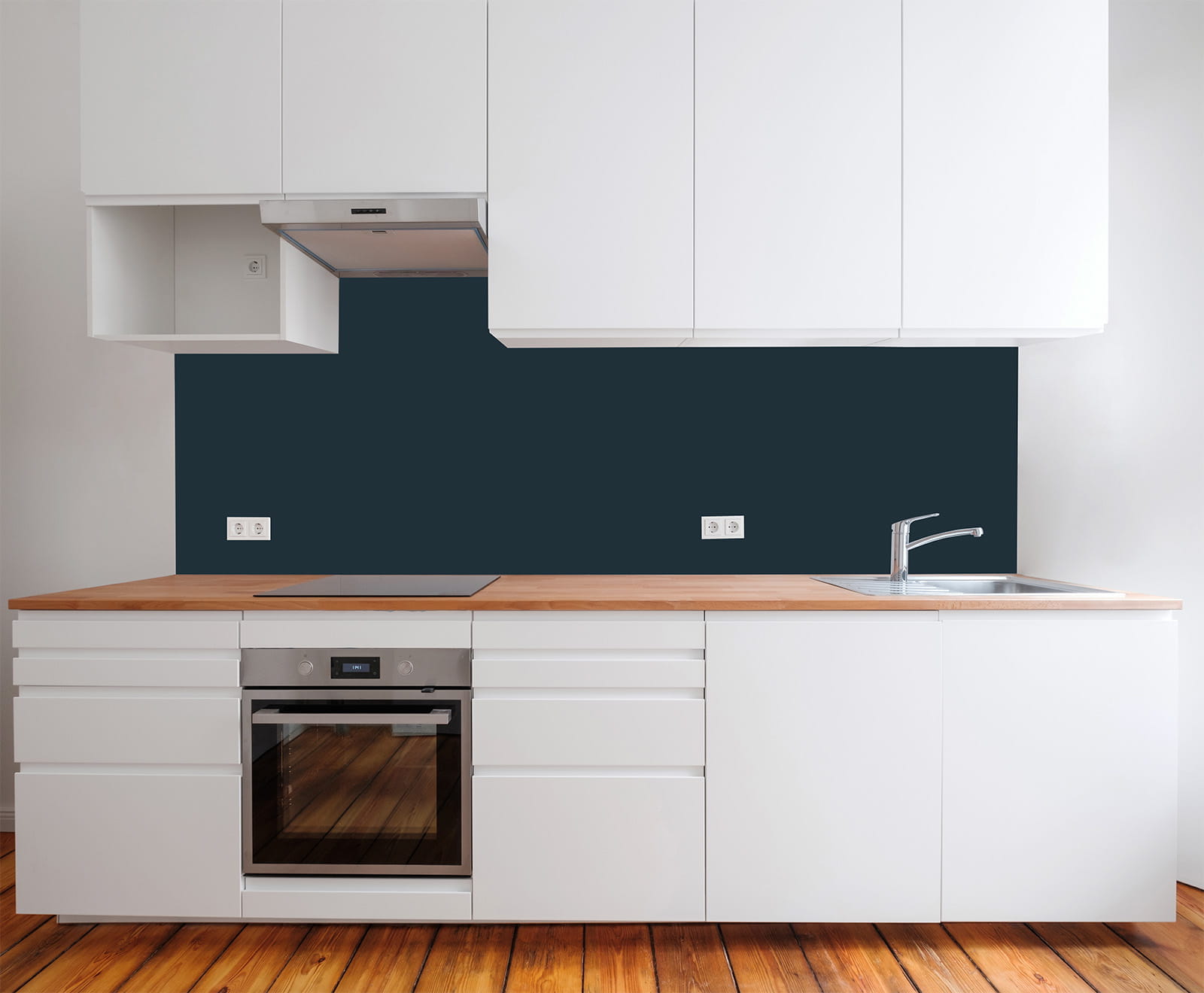 Moderne Küche mit blaugrauer Wand, weißen Schränken und Holzarbeitsplatte, ausgestattet mit Herd und Spüle.