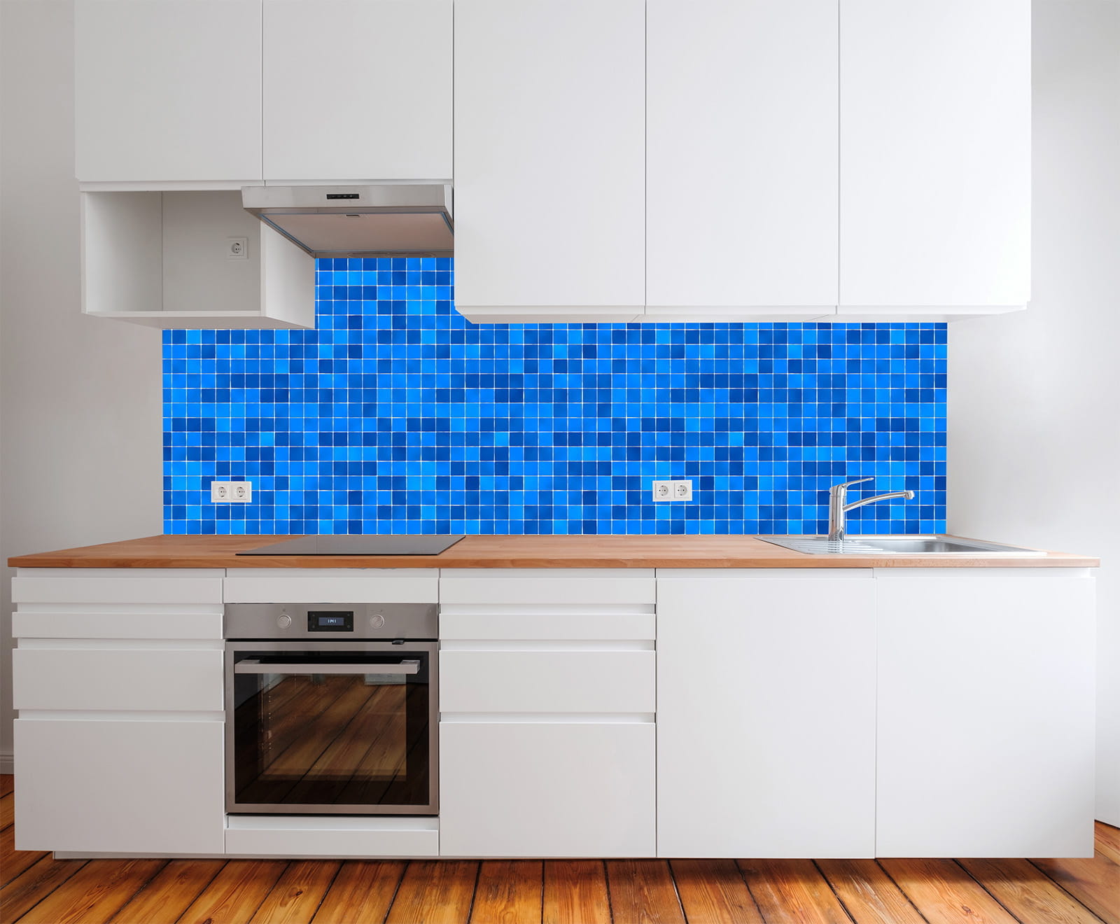 Küche mit weißen Schränken und blauen Mosaikfliesen als Rückwand.