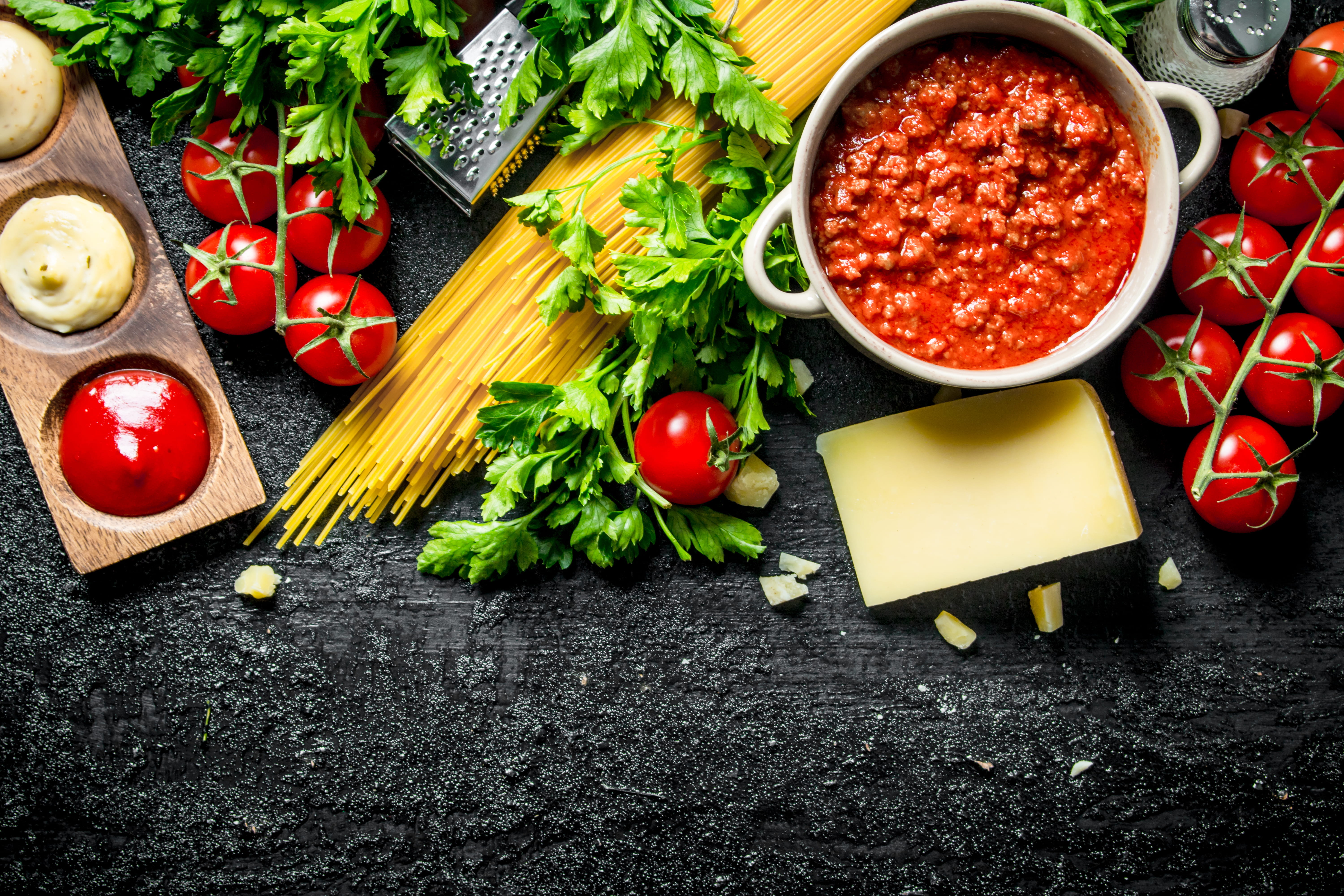 Spaghetti angerichtet mit Tomatensauce