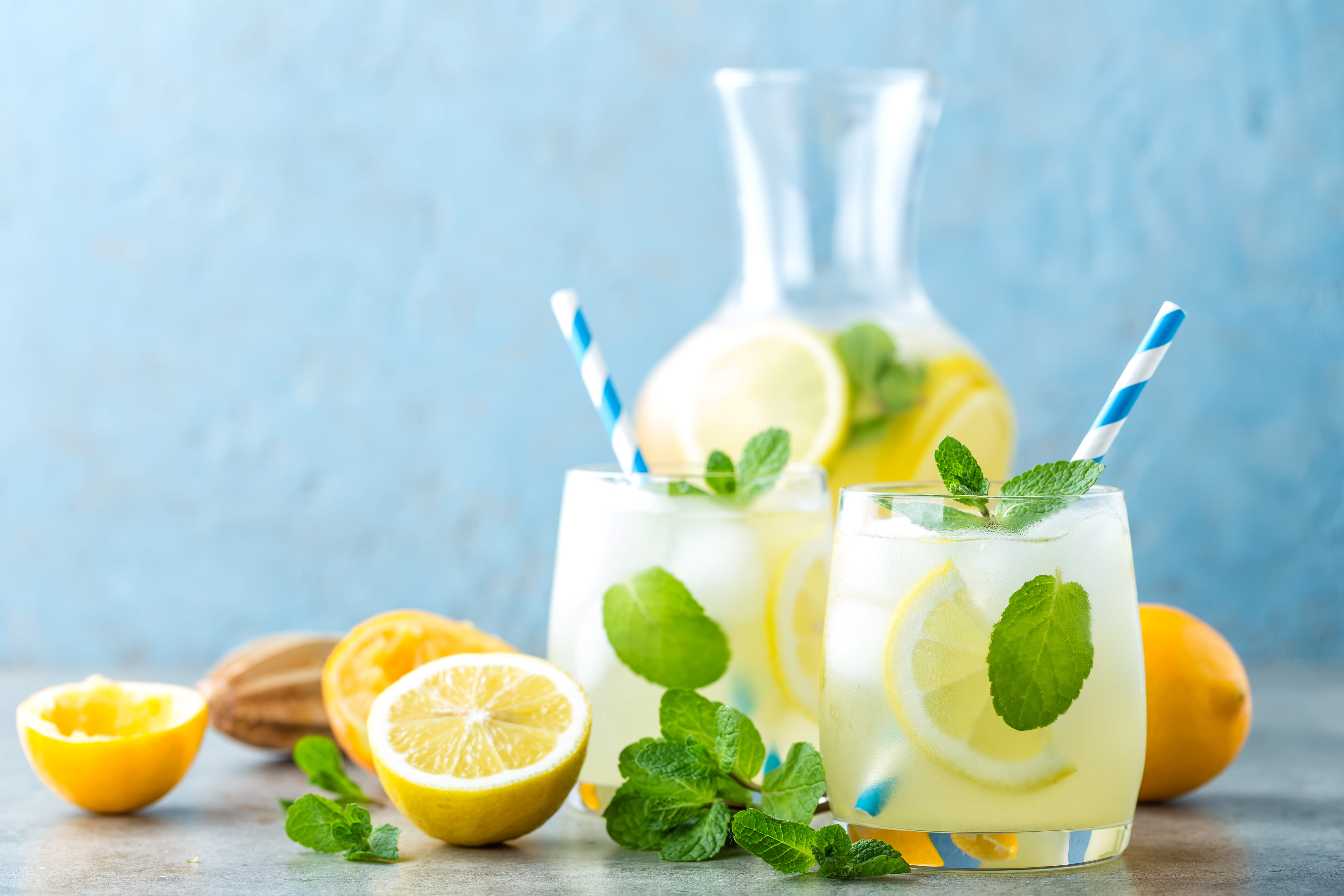 Zitronenlimonade im Glas mit Zitronenscheiben