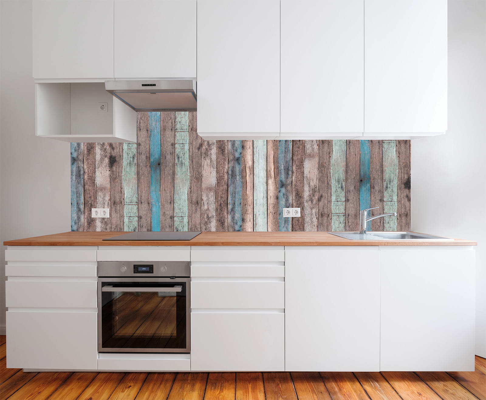 Moderne Küche mit weißen Möbeln und Holzarbeitsplatte, Rückwand aus buntem Holz mit blauen und braunen Streifen.
