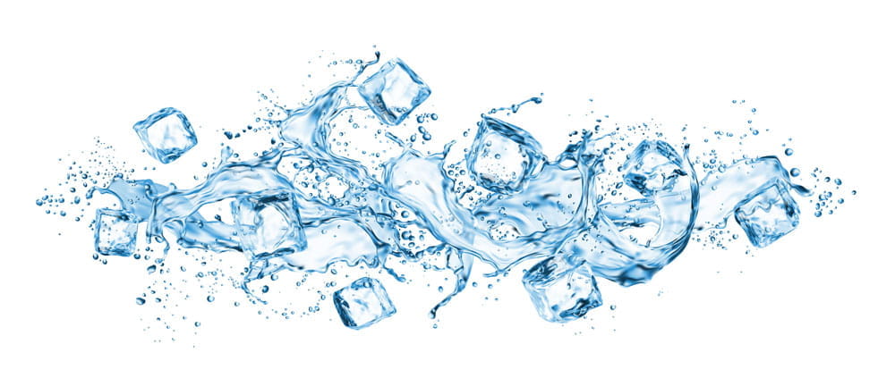 Eiswürfel und spritzendes Wasser in dynamischer Anordnung