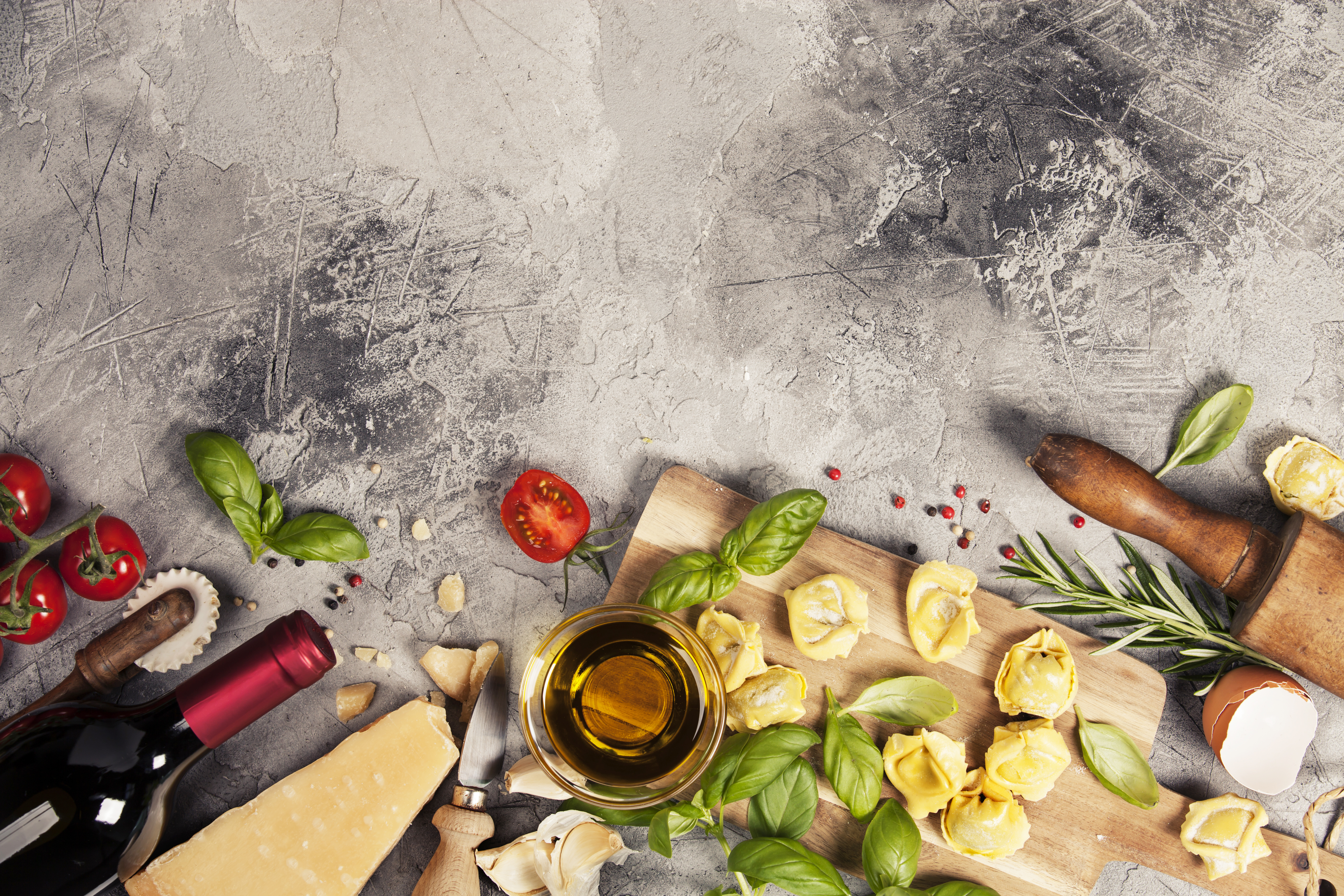 Italienisches Essen mit Pasta und Tomaten auf Theke