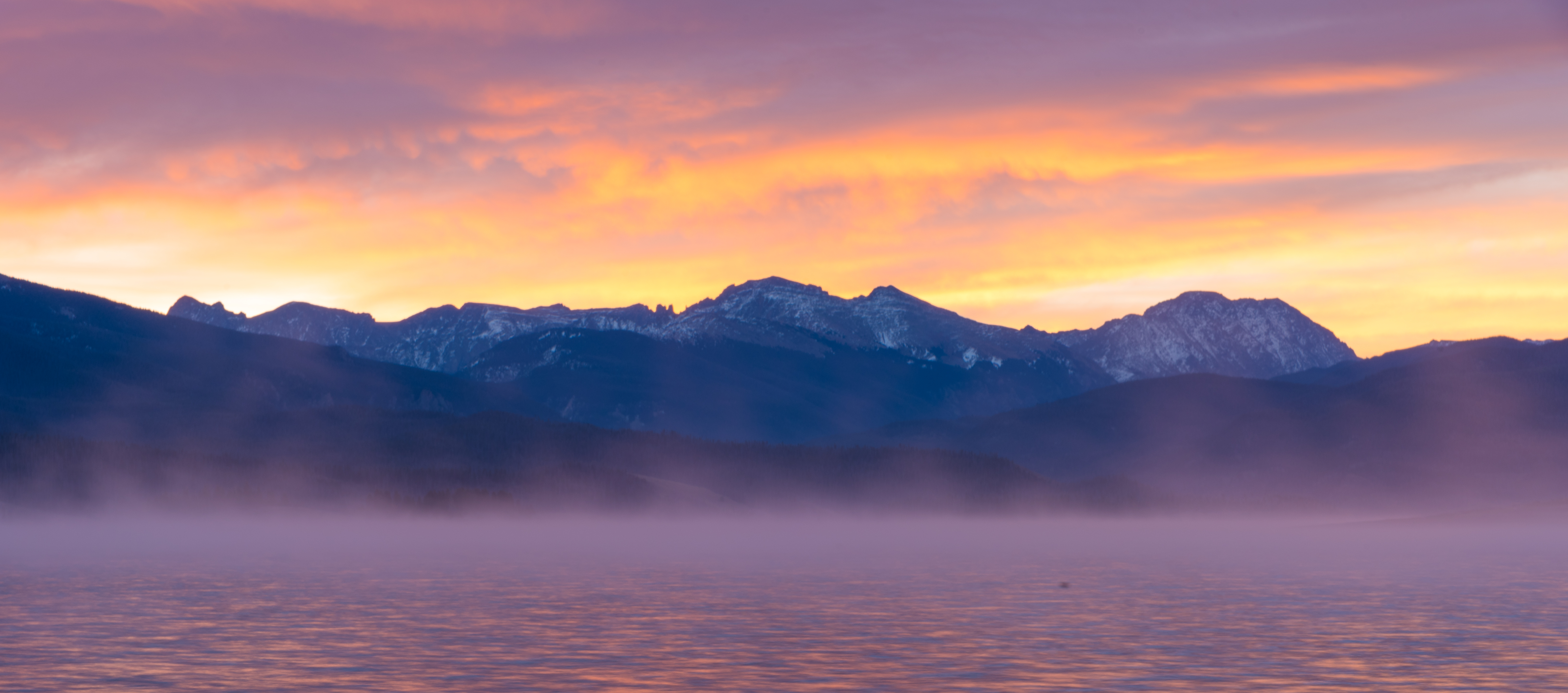 Bergsee mit Sonnenuntergang