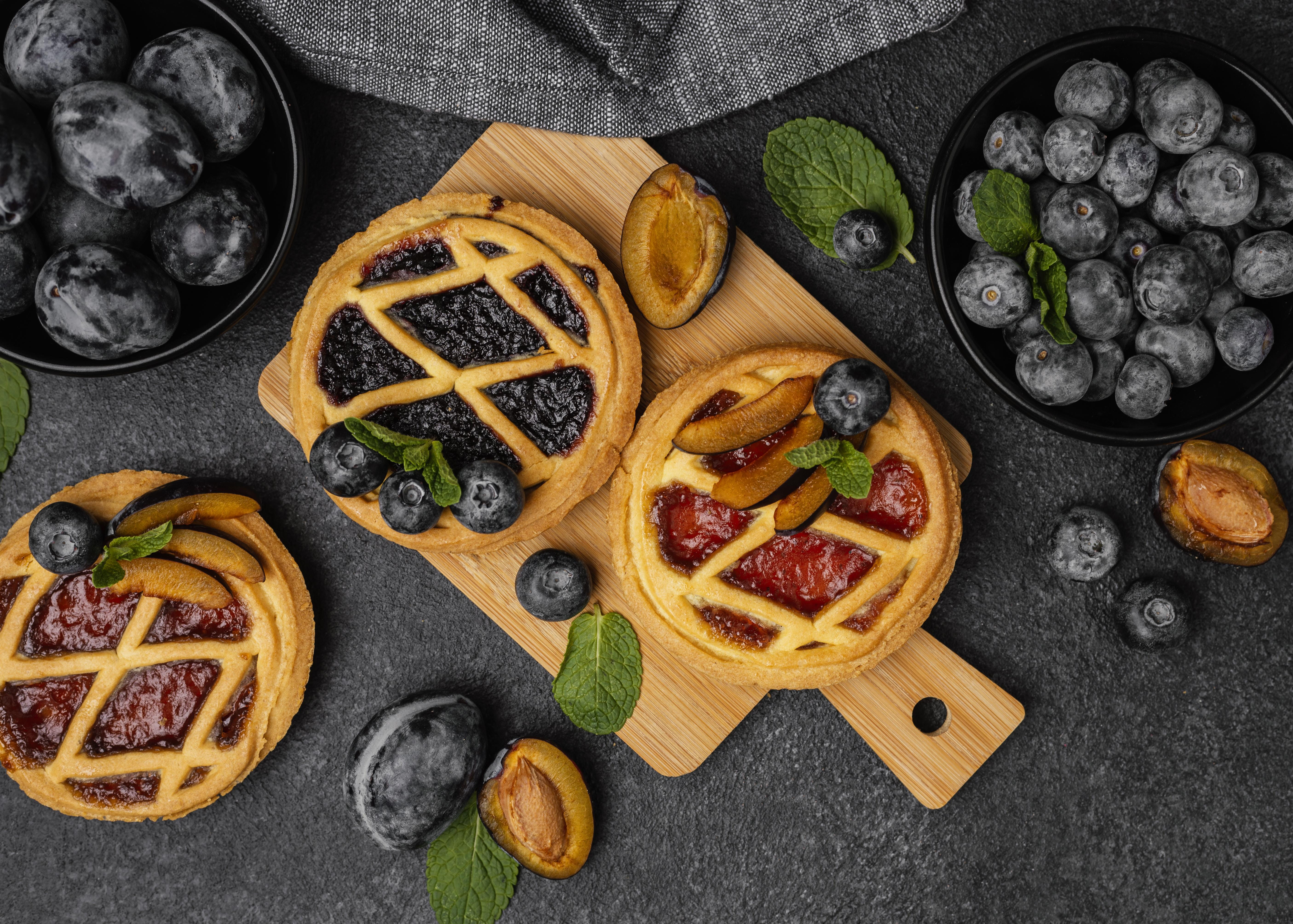 Kuchen auf Holzbrett mit Beeren
