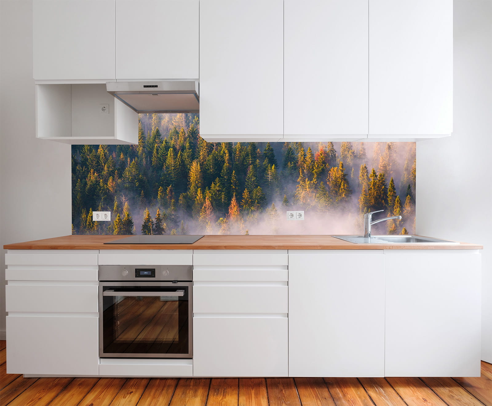 Küche mit weißen Schränken und Holzarbeitsplatte, im Hintergrund ein Wandbild einer nebligen Waldlandschaft.