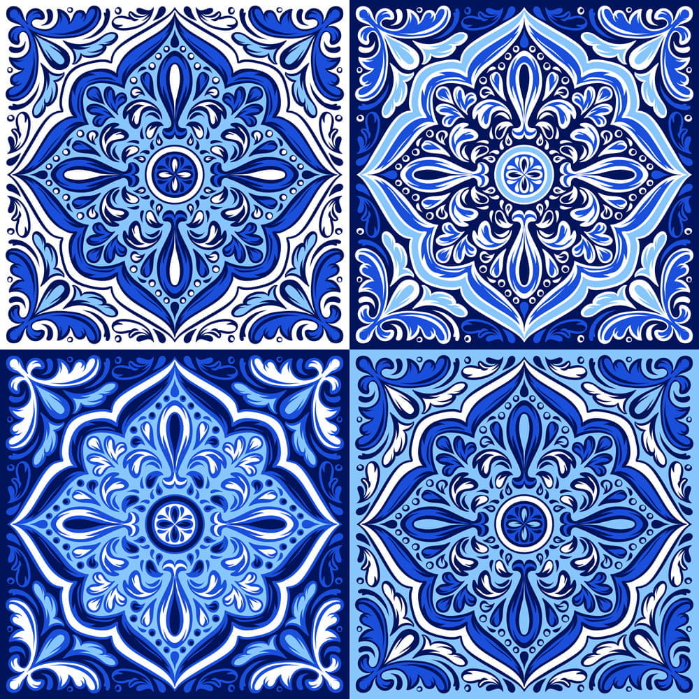 Mosaikfliesen in verschiedenen Blautönen mit floralen Mustern, geeignet für Innen- oder Außendekoration.